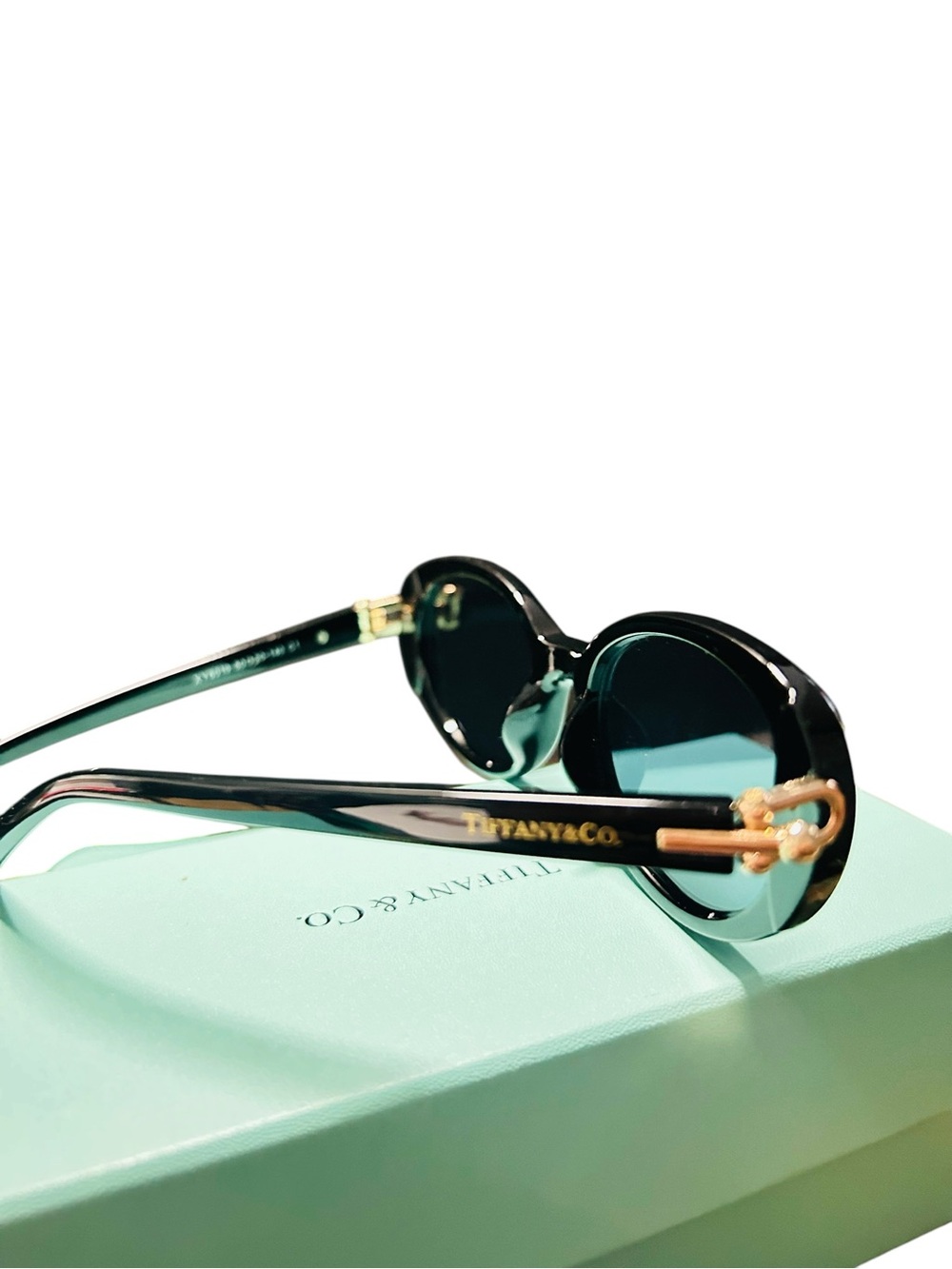Elegant Black Oval Women's Sunglasses - Sleek Everyday Style